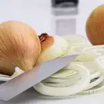 kako-pravilno-rezati-luk-kako-ne-bi-plakao-ucinkovite-vremenski.webp.webp