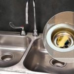 Vodoinstalater pokazao je pametan trik: čisti začepljen odvod u nekoliko