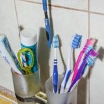 zasto-bi-cetkica-za-zube-trebala-stajati-u-casi-s.jpg