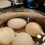 sto-se-dogada-ako-u-vodu-za-kuhanje-jaja-dodate.jpg