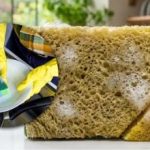 Zašto domaćice odrežu kut spužve za posuđe: samo nekoliko ljudi zna za ovaj trik Zašto domaćice odrežu kut spužve za posuđe: samo nekoliko ljudi