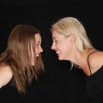 Zašto neki roditelji ne mogu prestati pomagati odrasloj djeci: objašnjenje