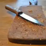 Zašto posoliti dasku za rezanje prije prve upotrebe: drevni ritual za zaštitu drva zasto-posoliti-dasku-za-rezanje-prije-prve-upotrebe-drevni-ritual.jpg