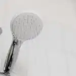 Zašto ljudi sve više odbijaju tuširanje i je li to